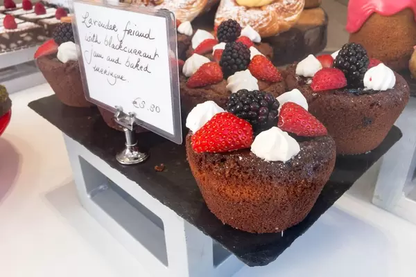 Lareuder friaud with blackcurrant jam and baked meringue