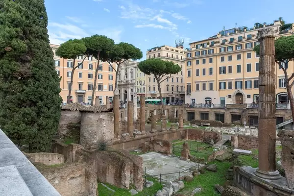 Largo di Torre Argentina Ruinen in mitten der Altstadt Roms