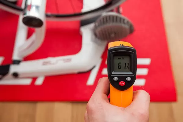 Laser-Thermometer misst Rennrad-Rolle