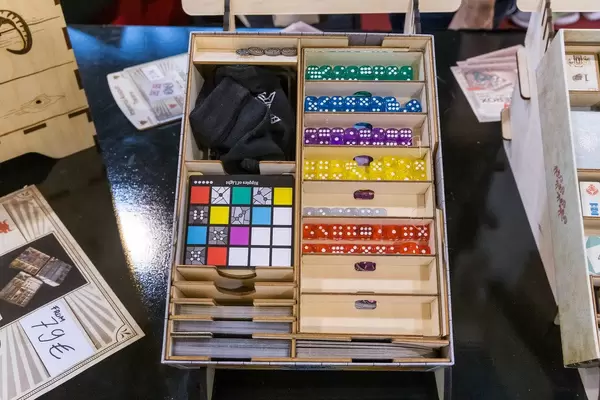 Laserox Sagrada Storage: Holzkasten gefüllt mit Spielmaterial