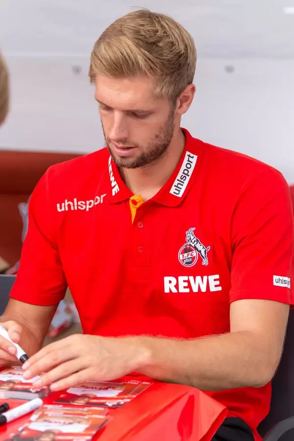 Lasse Sobiech während der Autogrammstunde