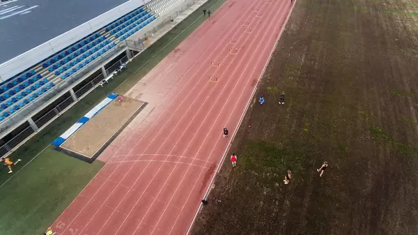 Laufbahn und Läufer beim Warmwerden - Magaluf, Mallorca