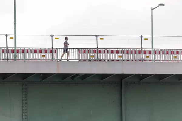 Läufer auf der Zoobrücke Köln