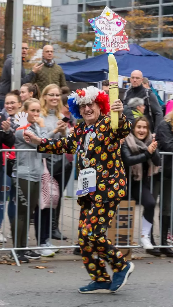 Läufer im Clownskostüm beim Frankfurter Marathon