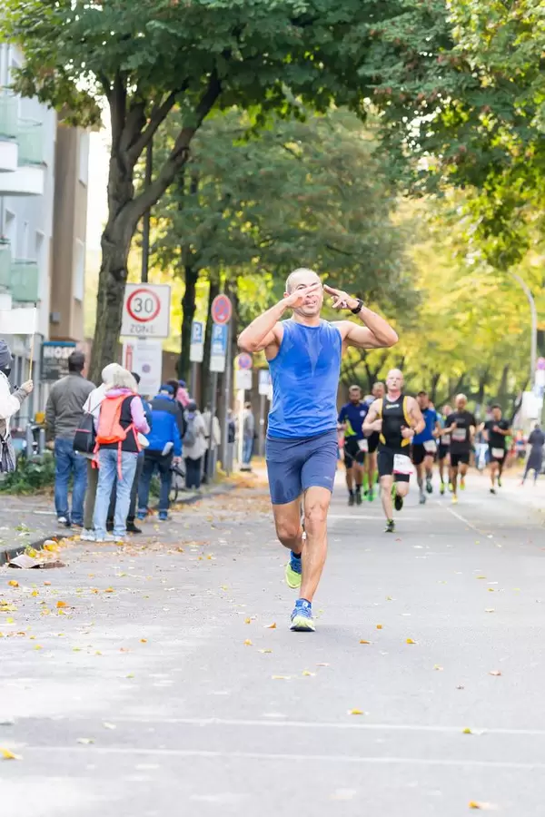 Läufer macht ein Zeichen - Köln Marathon 2017