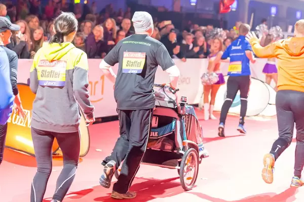 Läufer schiebt einen Kinderwagen - Frankfurt Marathon 2017