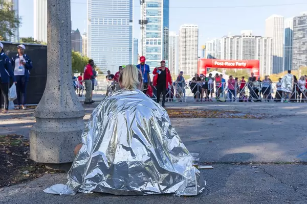 Läuferin hält sich warm unter einer Wärmedecke