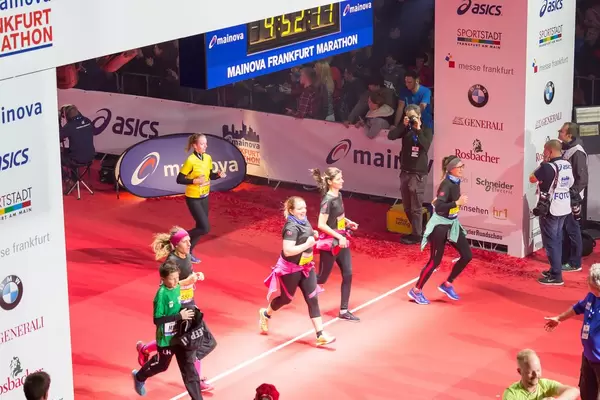Läuferinnen überqueren die Ziellinie - Frankfurt Marathon 2017