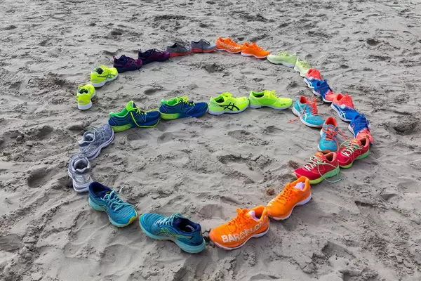 Laufschuhe an einander gereiht in Form eines kleinen a (ASICS)