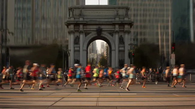 Laufveranstaltung vor historischer Stadtkulisse