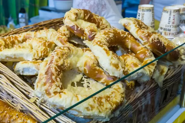 Laugenbrezel mit Käse überbacken in einem Korb