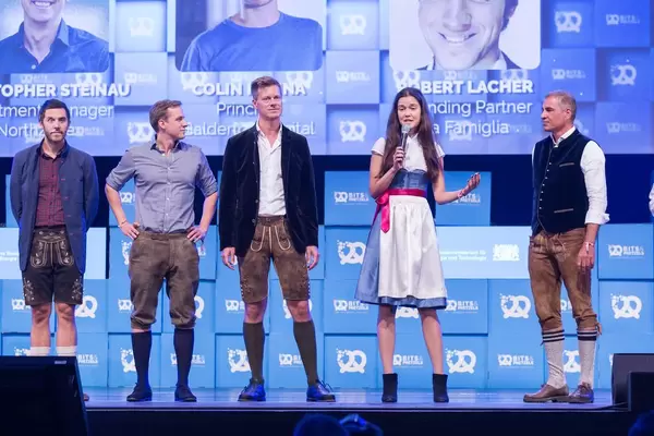 Laura Grimmelmann und Dr. Christian Saller auf der Bühne