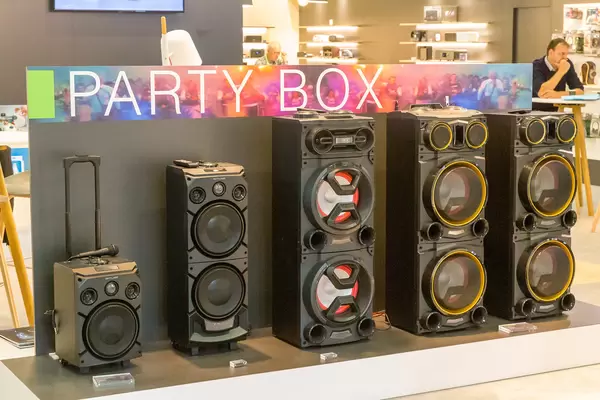 Lautsprecher / Party Box Musikboxen mit Mikrofon in verschiedenen Größen und Farben