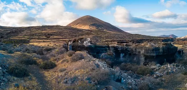 Lava rock garden in front of the volcano/Lava-Steingarten vor dem Vulkan