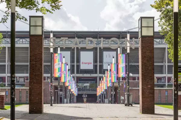 Lebe wie du bist: 1. FC Köln und die Kölner Haie feiern Diversity-Tag mit Regenbogenflaggen vor dem Rhein-Energie-Stadion