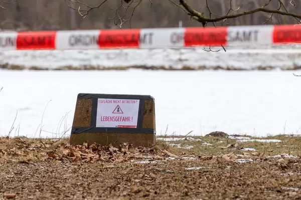 Lebensgefahr: Betreten der Eisfläche verboten