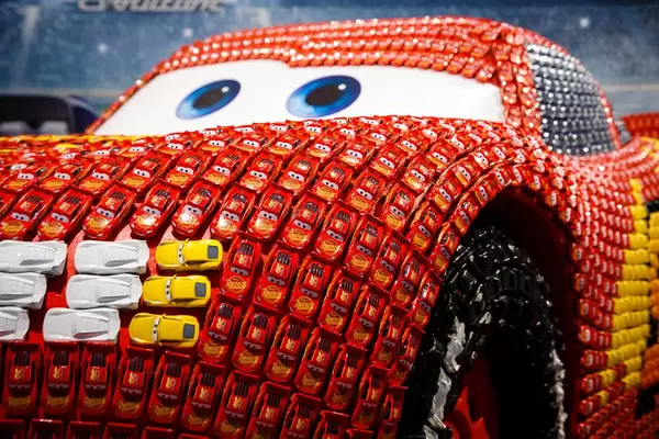 Lebensgroßer Lightning McQueen auf der IAA zu Cars 3: Evolution bei der IAA 2017