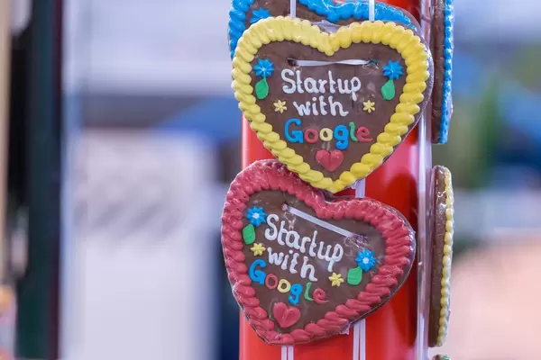 Lebkuchenherzen mit der Inschrift - Startup with Google