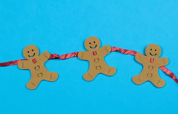 Lebkuchenmänner aus Filz and rotem Band