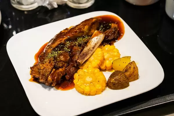 Leckere Baby Backribs in brauner Soße mit Mais und Kartoffeln (Flip 2019)