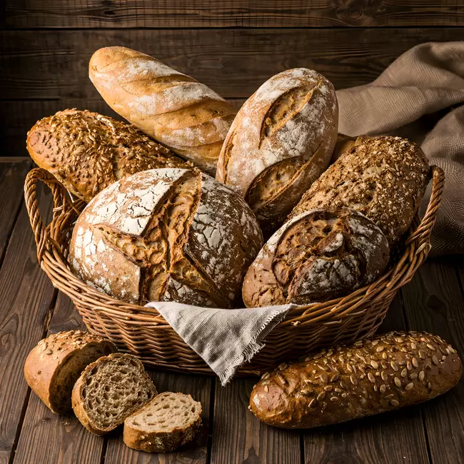 Leckere Bio-Brotauswahl im rustikalen Korb