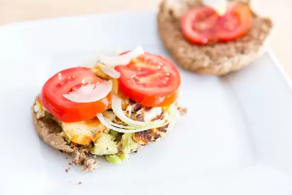 Leckere Halloumi-Käse-Burger mit Avocado, Zwiebel und Tomaten