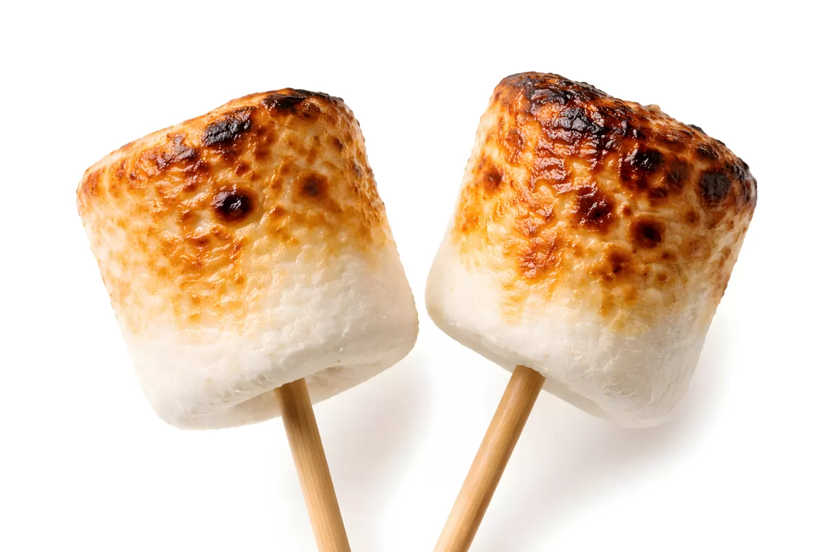 Leckere knusprige Marshmallows auf Holzstäben