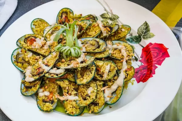 Leckere Muschel paella auf verziertem Teller (Flip 2019)