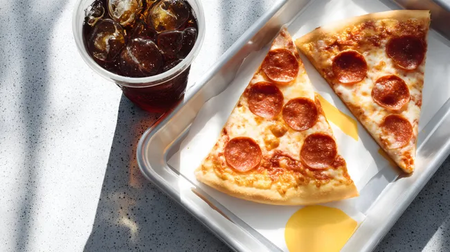 Leckere Pizza mit Salami und erfrischender Cola