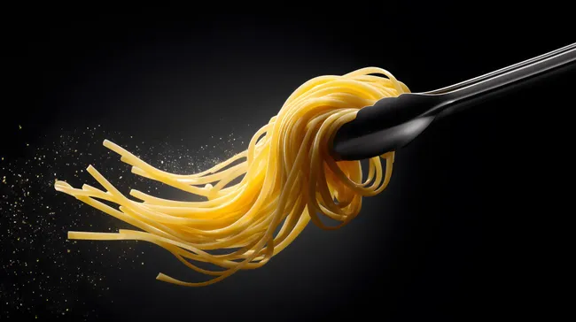 Leckere Spaghetti-Nudeln mit Zange serviert