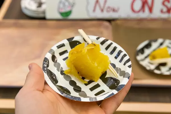 Leckere Süßkartoffel auf einem Papierteller zum Probieren serviert