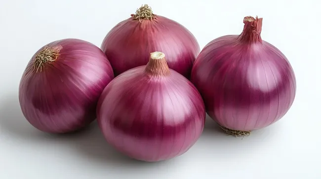 Leckere, violette Zwiebeln auf weißem Hintergrund