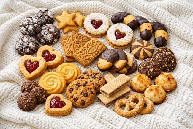 Leckere Weihnachtsplätzchen auf Strickdecke