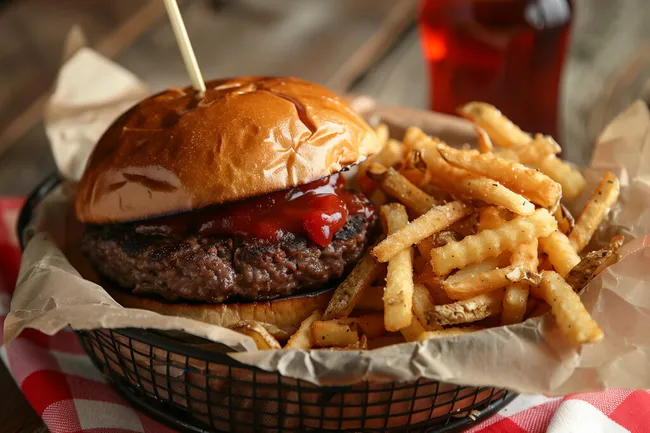 Leckerer Fast-Food-Burger mit Pommes
