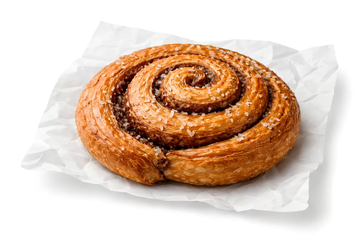 Leckerer, goldbrauner Zimtschnecke auf Papier