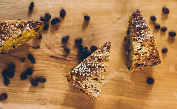 Leckerer Karottenkuchen mit Rosinen