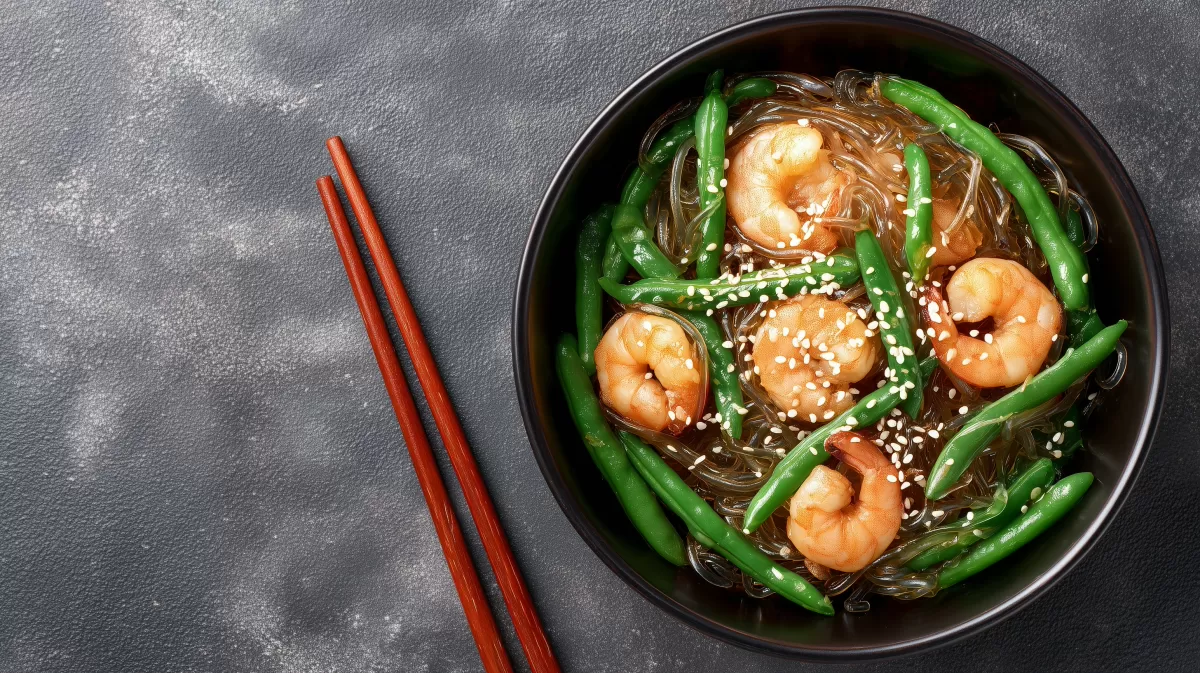 Leckeres asiatisches Gericht mit Garnelen und Gemüse