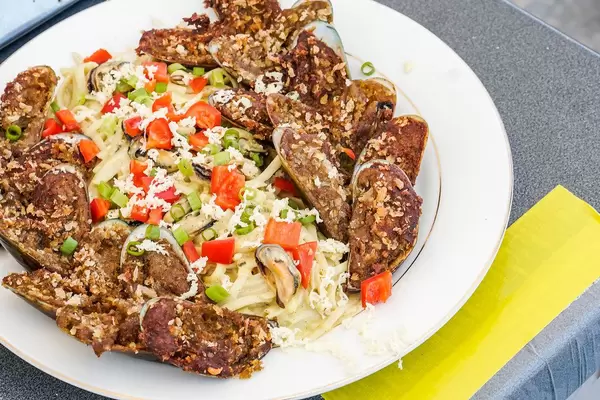 Leckeres Muschel Nudel Gericht auf auf grau melierter Oberfläche (Flip 2019)