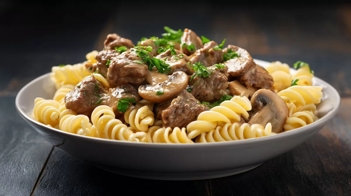 Leckeres Pasta-Gericht mit zartem Fleisch und Pilzen
