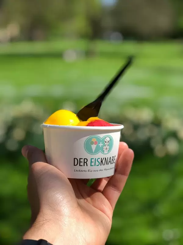 Leckeres, veganes Mango-Himbeere-Eis von Der Eisknabe