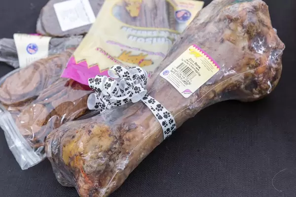 Leckerli für den besten Freund des Menschen: Dino Bone (Rindknochen)