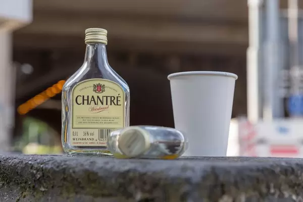 Leer getrunkene Flaschen Chantre Weinbrand