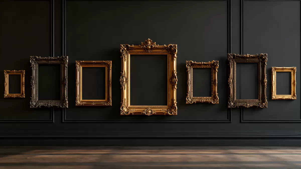 Leere Barockrahmen an dunkelgrauer Galeriewand