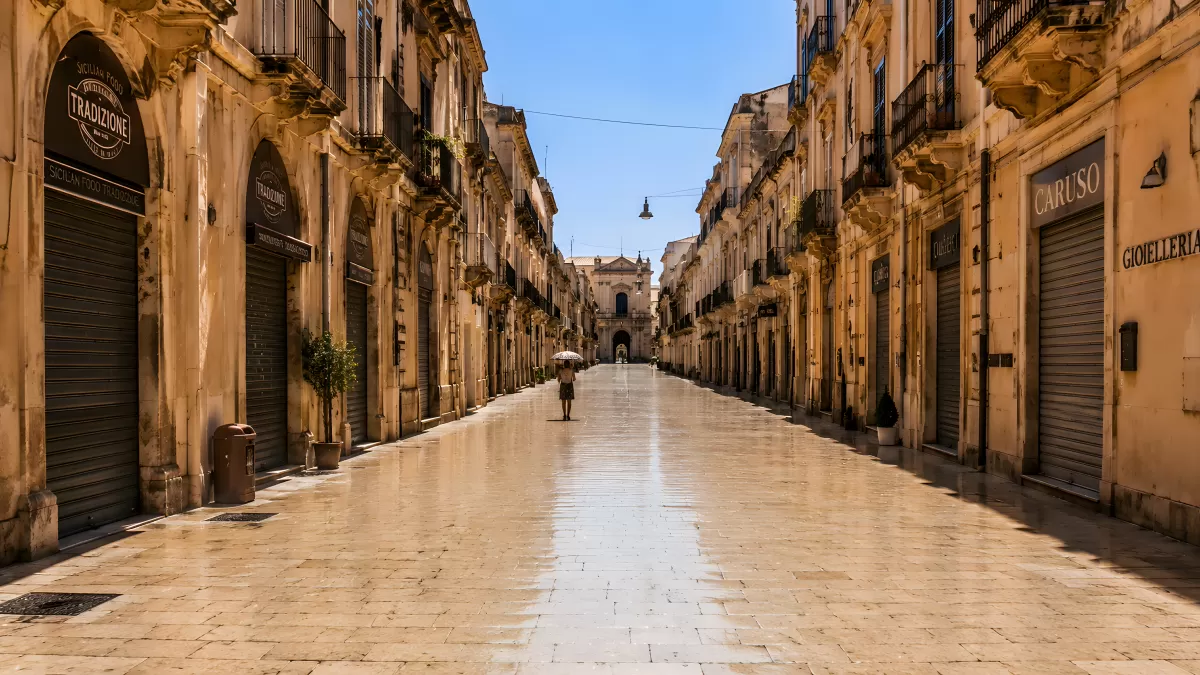 Leere Barockstraße in Sizilien an einem Sommertag