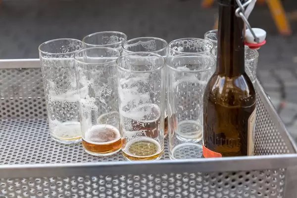 Leere Biergläser im Kultlokal Uerige - Das Alt der Stadt