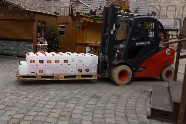 Leere Glühweinbehälter