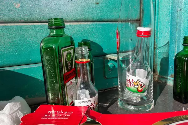 Leere Jägermeister und Waldmeister Fläschchen