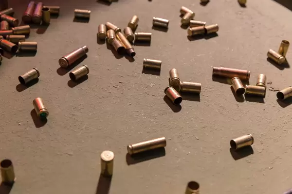 Leere Patronenhülsen auf dem Boden