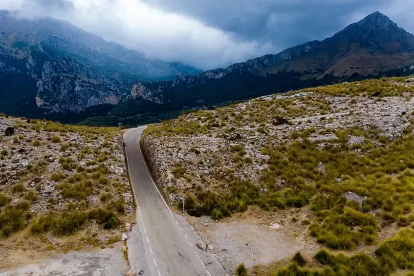 Leere Straße zwischen den Bergen: Carretera de Sa Calobra. Luftbild von Sehenswürdigkeit auf Mallorca
