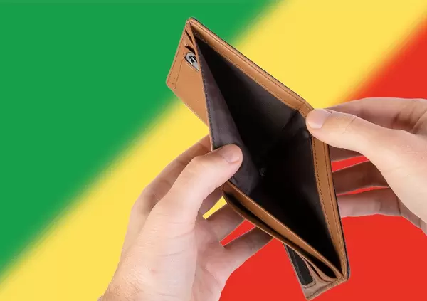 Leerer Geldbeutel aus Leder mit Flagge der Republik Kongo. Rezession und Finanzkrise werden mit mehr Schulden und Bundeshaushaltdefizit einhergehen